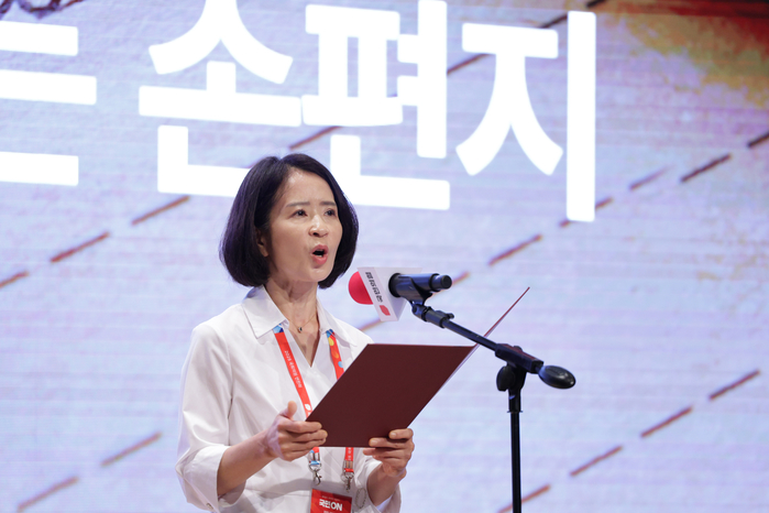 최수진 국민의힘 의원이 29일 오전 인천 중구 인천국제공항공사 인재개발원에서 열린 국민의힘 연찬회에서 국민께 드리는 손편지를 낭독하고 있다. 2025.8.29/뉴스1