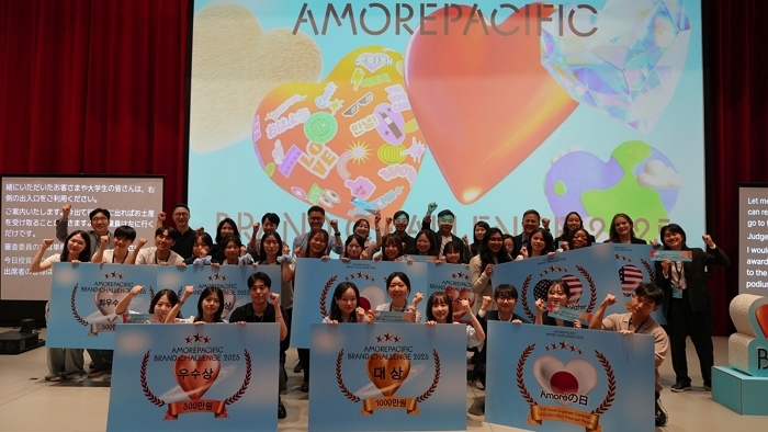 [보도사진] 제16회 아모레퍼시픽 브랜드 챌린지 결선 시상식 후 기념사진 촬영 장면_250829.jpg