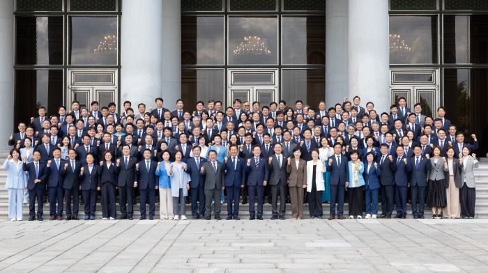 李대통령, “전우들” 호칭하자... 민주당, 이렇게 화답했다