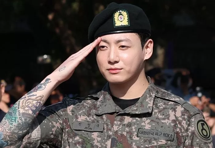 방탄소년단(BTS)의 정국이 지난 11일 오전 경기도 연천군 연천공설운동장에서 군복무를 마친 뒤 전역 인사를 하고 있다. / 뉴스1