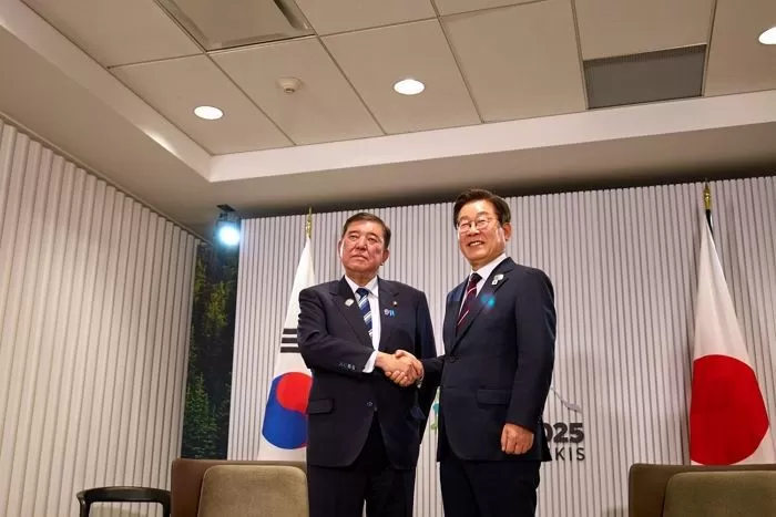 지난달 17일(현지 시간) 이재명 대통령이 캐나다 앨버타주 캐내내스키스 주요 7개국(G7) 정상회의장에서 이시바 시게루 일본 총리와 한·일 정상회담을 하고 있다. / 뉴스1