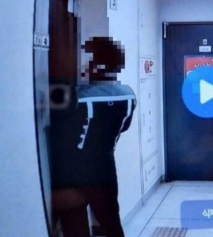 배달하러 온 아파트 엘리베이터 앞에서 ‘소변’ 본 배달기사