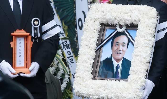 origin_가족후배배웅속故남성남발인.jpg