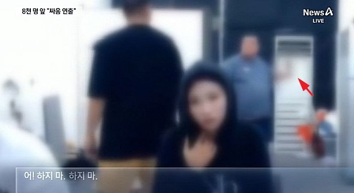 시청자 8000명 앞에서 흉기 휘둘러 출연자 다치게 한 유튜버... “싸움 연출한 것” (영상)