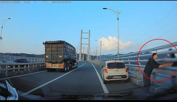 다리 난간에 선 여성 설득해 목숨 구한 소방관... “다행입니다”란 말과 함께 남긴 ‘한마디’