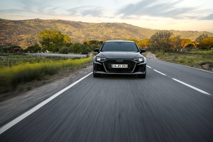 사진 3_초고성능 컴팩트 세단, 더 뉴 아우디 RS 3.jpg