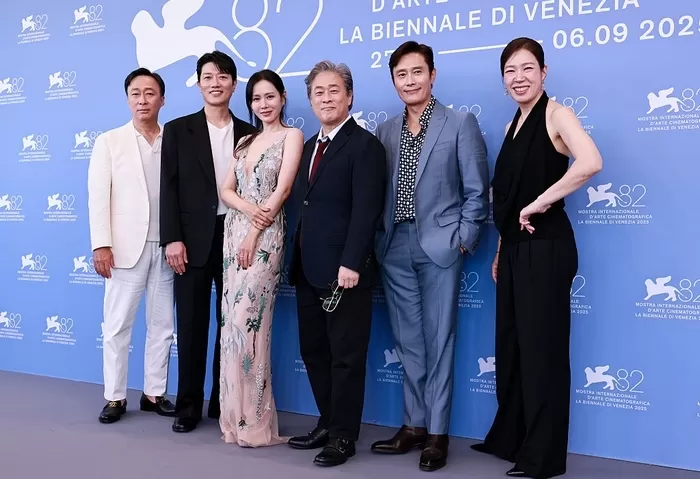 박찬욱 ‘어쩔수가없다’, 극찬 세례... 美·英 비평가 평점 100점 만점