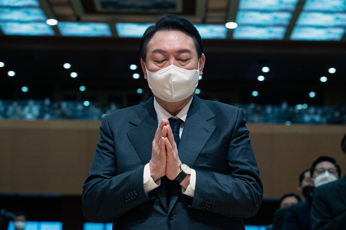 “윤 대통령, 지지자들 보낸 ‘편지’ 읽는 게 일과... 서부지법 폭동 가담자 어머니 편지 받고 기도도”