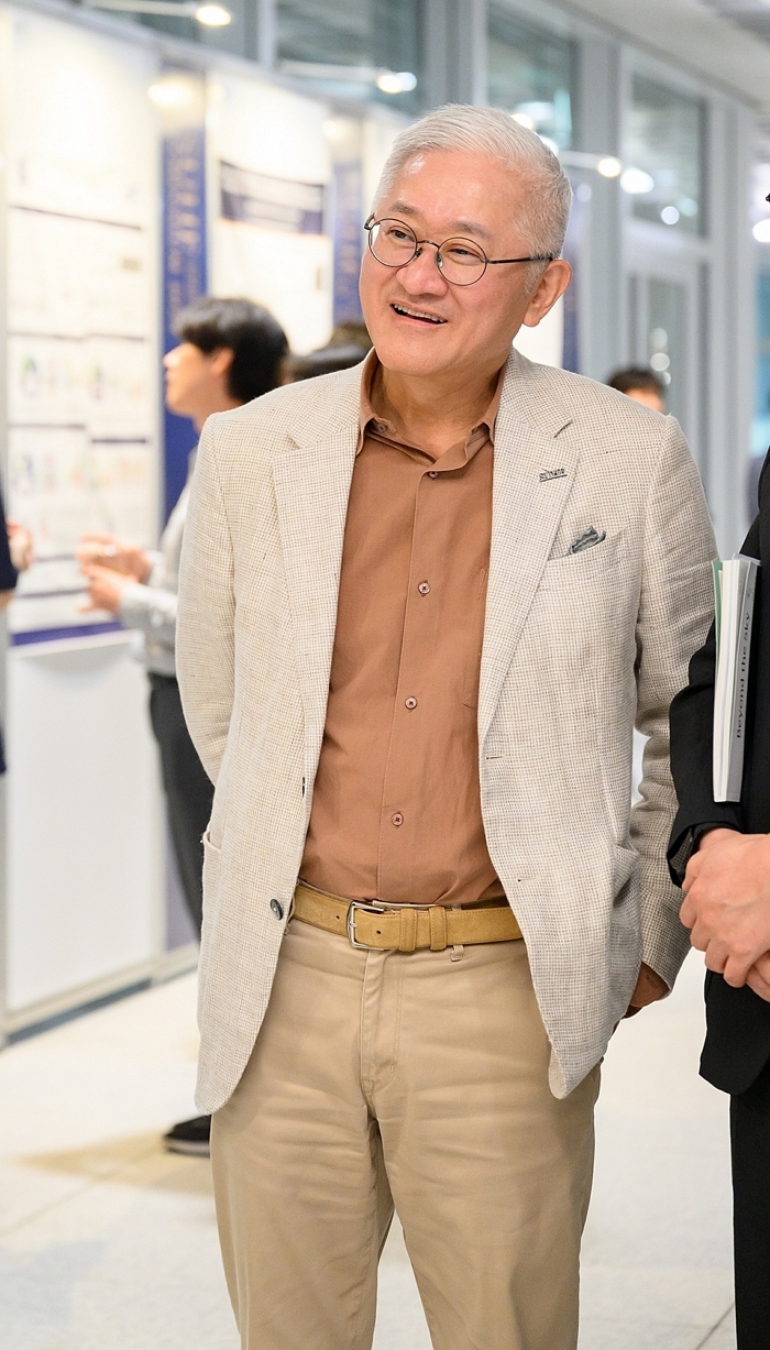 [이미지자료] 서경배과학재단, ‘SUHF 심포지엄 2025’ 개최_서경배 이사장 (2).jpg