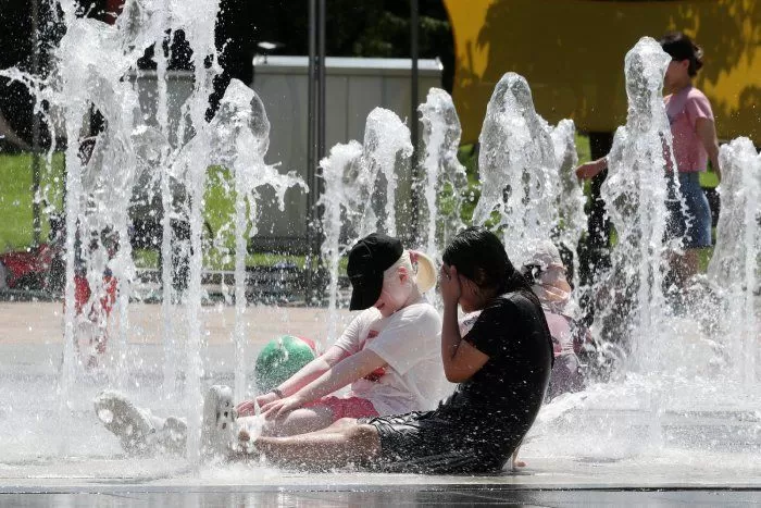 광복절 연휴 마지막 날인 17일 경북 경산시 남산면 삼성현역사문화공원을 찾은 시민들이 분수광장에서 무더위를 식히고 있다. 2025.8.17 / 뉴스1