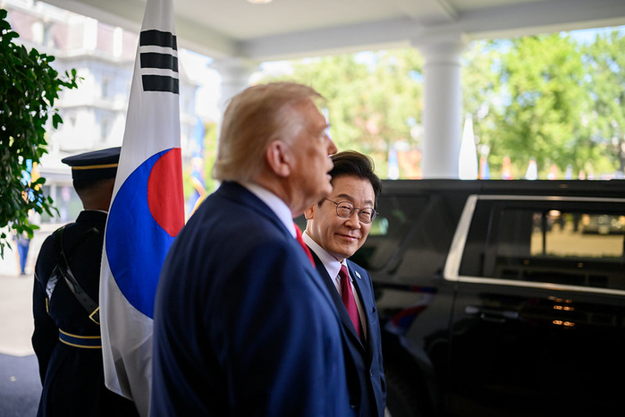 ‘결단의 책상’ 짚고 트럼프와 대화중인 李 대통령... 백악관이 공개한 ‘한미정상회담’ 사진