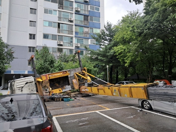 origin_분당아파트서이사업체사다리차전도…인근상가·승용차덮쳐.jpg