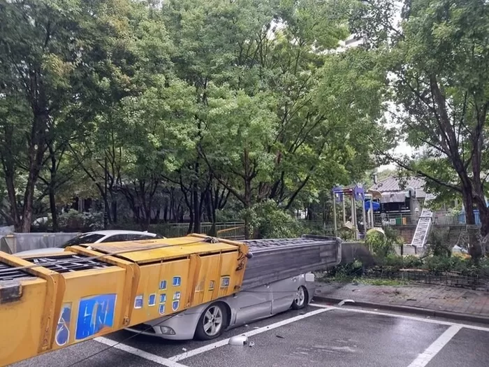 1일 오전 경기 성남시 분당구 정자동 한 아파트단지에서 이사용 사다리차가 옆으로 넘어져 주차된 차량을 파손하고, 어린이놀이터를 지나 인근 상가 건불까지 파손했다. 경기도소방재...