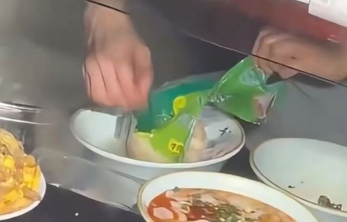 물만두 주문하자 ‘봉지째’ 끓여 내놓은 中 식당... “몇 초 아끼겠다고 이러나”