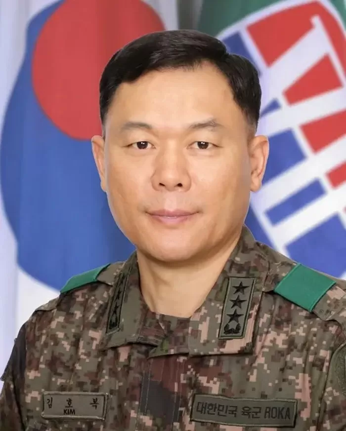 제 37대 7기동군단장 중장 ...