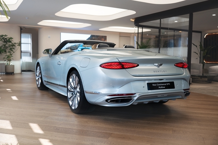 [참고 사진] 벤틀리모터스코리아, ‘더 뉴 컨티넨탈 GTC’ 고객 인도 개시 (2).jpg
