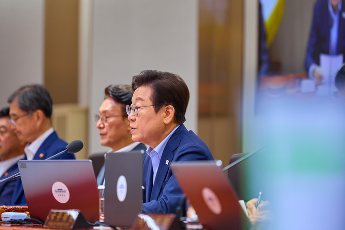李대통령 “새는 양 날개로 날아... 기업·노동 둘 다 중요”