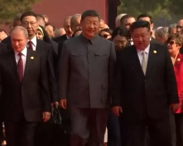 김정은·시진핑·푸틴, 천안문 망루에 함께 올랐다... 66년 만에 한자리에 모인 북·중·러 정상