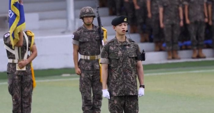 차은우, 훈련소 수료식서 ‘대표 훈련병’으로 “충성” 외치자... 현장 난리났다
