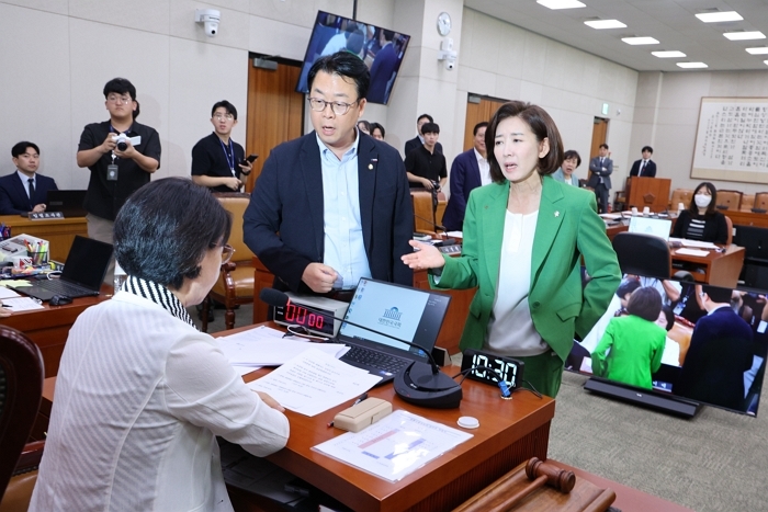 추미애 위원장에게 항의하는 나경원 국민의힘 의원 / 뉴스1