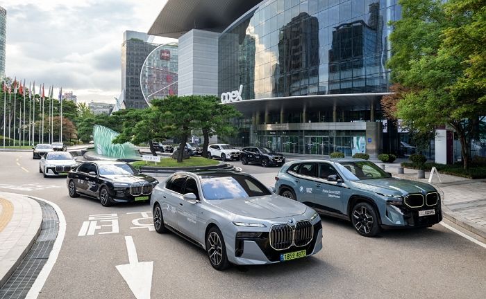 BMW 코리아, 프리즈 서울 2025에서 럭셔리 클래스 32대 셔틀 서비스 운영