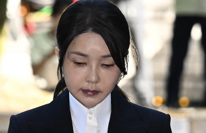 “서희건설 회장에게 받았다”... 김건희, ‘나토 순방 목걸이’ 논란 3년 만에 인정