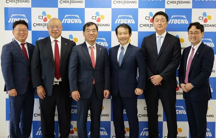 (왼쪽부터) 오재석 CJ제일제당 식품부문 COO, 그레고리 옙(Gregory Yep) CJ제일제당 식품사업부문대표, 강신호 CJ제일제당 부회장, 슈이치 미야모토 이토추상사 식품사업부문대표(President, Food Company, ITOCHU Corporation), 카미가이치 요시히로 이토추상사 경영기획부장, 김병규 CJ FOODS JAPAN 대표 / CJ제일제당