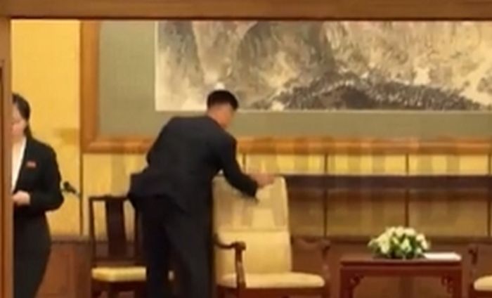 의자 박박 닦고 담배꽁초까지 수거... 북한의 철저한 김정은 ‘생체 정보’ 지우기 현장 포착 (영상)