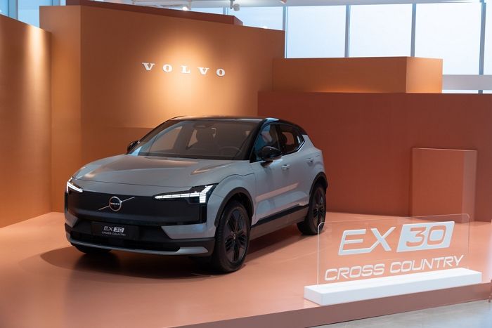 볼보 첫 전기 크로스컨트리 EX30CC 출시, 3.7초 가속 ‘괴물성능’