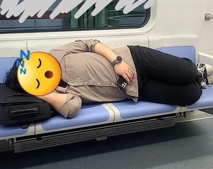 퇴근길 지하철서 4칸 점령하고 ‘쿨쿨’... 백팩 베개 삼아 ‘꿀잠’ 잔 남성