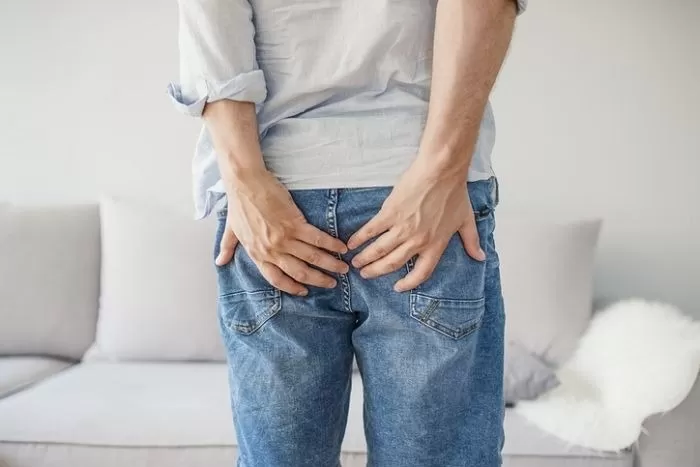 변기 위에서 무심코 하는 ‘이 행동’, 치질 부를 수도... 3명 중 2명이 위험합니다