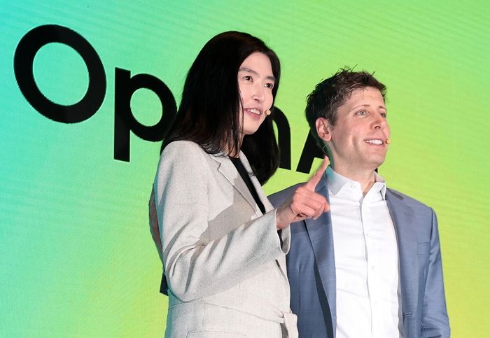 카카오톡에 ‘챗GPT’ 탑재된다... “국민메신저와 오픈AI의 만남”