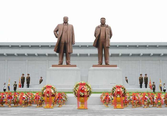 origin_北김정은신의주에김일성·김정일조부모동상세워.jpg