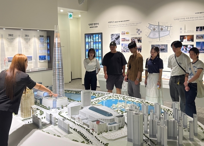 롯데 “일본 대학생들, 신격호 창업주의 기업가 정신 배우러 롯데월드타워 방문”