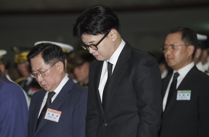 origin_묵념하는한동훈전대표 (1).jpg