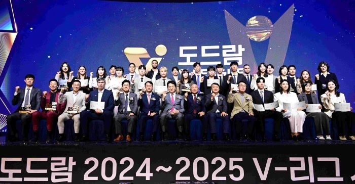 [사진1] 도드람 2024~2025 V-리그 시상식 단체 기념사진.jpg