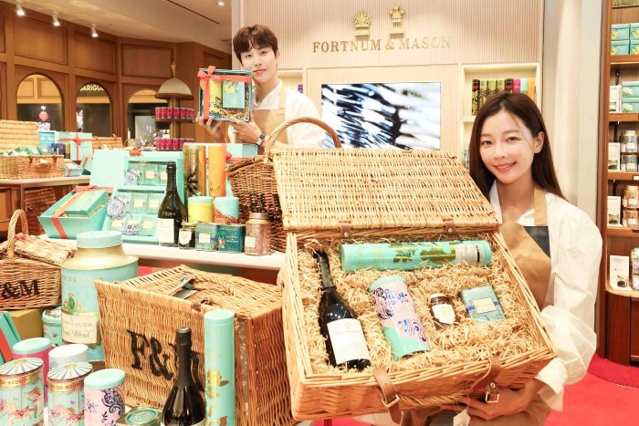 신세계백화점 강남점 지하1층 포트넘앤메이슨 매장 추석 햄퍼 세트_가로2.jpg