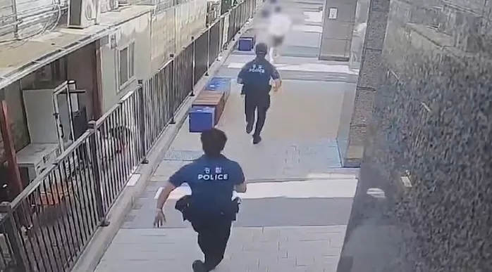 [부산=뉴시스] 4일 부산 해운대구의 한 길거리에서 경찰과 추격전을 벌이고 있는 강력범죄 수배자 A(20대)씨. (사진=부산경찰청 제공) 2025.09.08. photo@ne...