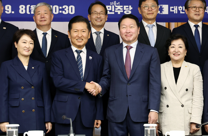 origin_악수하는정청래대표와최태원회장.jpg