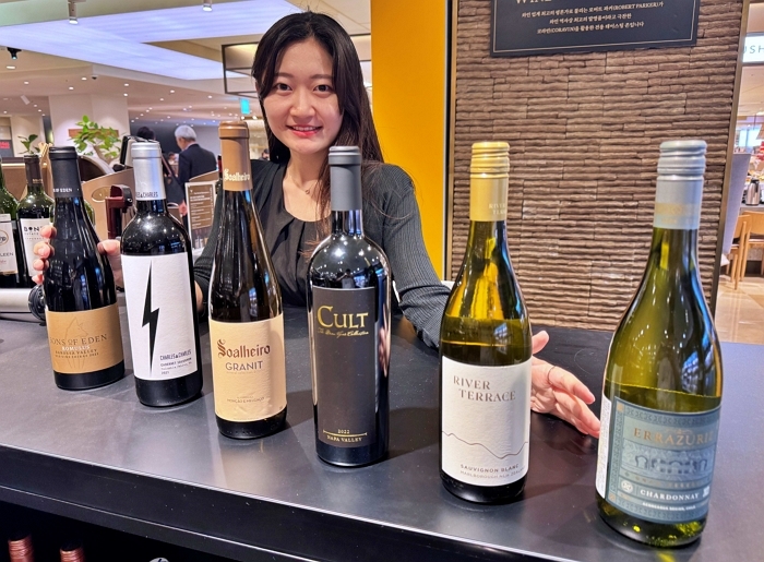 [롯데쇼핑-롯데백화점] 소공동 본점 와인 매장에서 모델이 '더 블라인드 서울의 심판 2025' 수상 와인을 선보이는 모습3.jpg