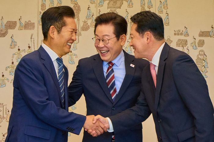 여야 대표 악수시킨 李 대통령... 정청래에 ‘이 말’ 건네 주변 모두 감탄했다
