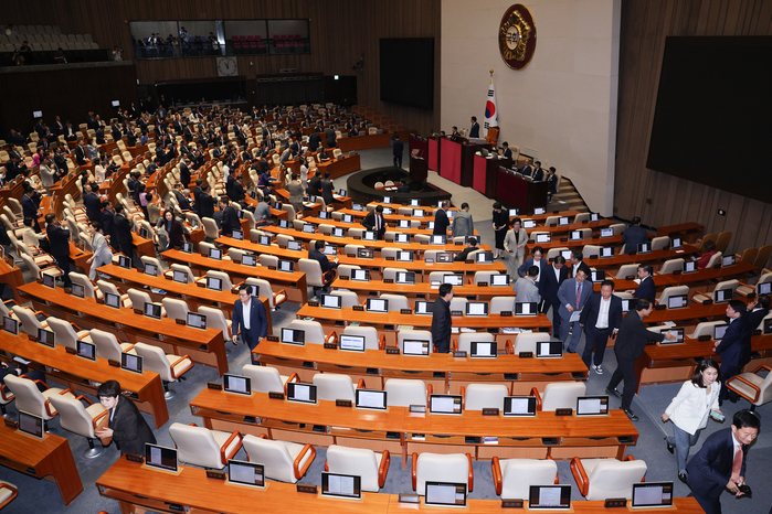 9일 오전 서울 여의도 국회에서 열린 제429회국회(정기회) 제2차 본회의에서 정청래 더불어민주당 대표의 국정에 관한 교섭단체 대표연설이 끝나자 국민의힘 의원들이 본회의장을 나서고 있다. 2025.9.9/뉴스1
