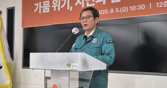 origin_가뭄질문에답하는김홍규강릉시장.jpg