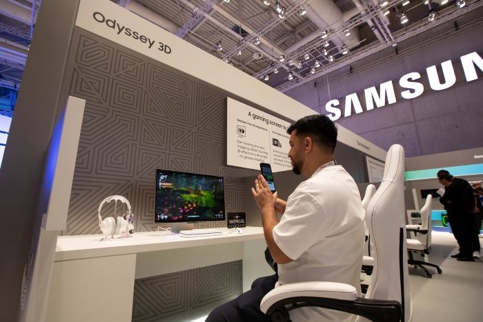 (2) [이미지] 넷마블, 삼성전자와 ‘IFA 2025’서 ‘몬길 STAR DIVE’ 시연…3D 모니터로 몰입감 극대화_0910.jpg