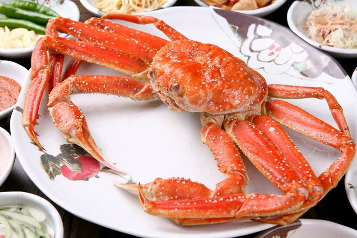 “24만원 어치 먹었는데 36만원 결제”... 속초 시장서 터진 대게 ‘바가지 요금’ 논란