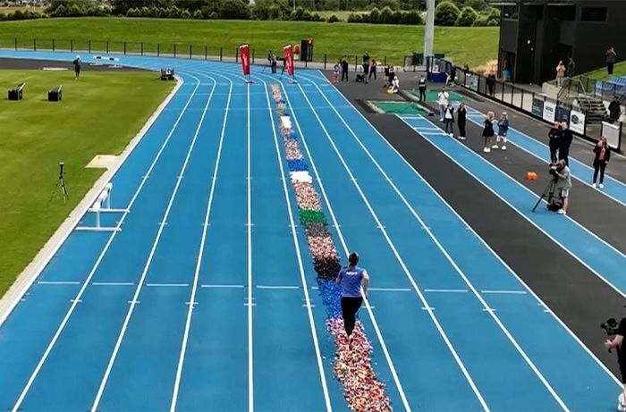 맨발로 레고 위 100m 달린 엄마, 24초 만에 세계 신기록 세우고 기네스북 올라 (영상)