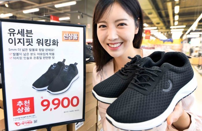 홈플러스, '9900원' 초저가 워킹화 일주일 만에 3000켤레 판매