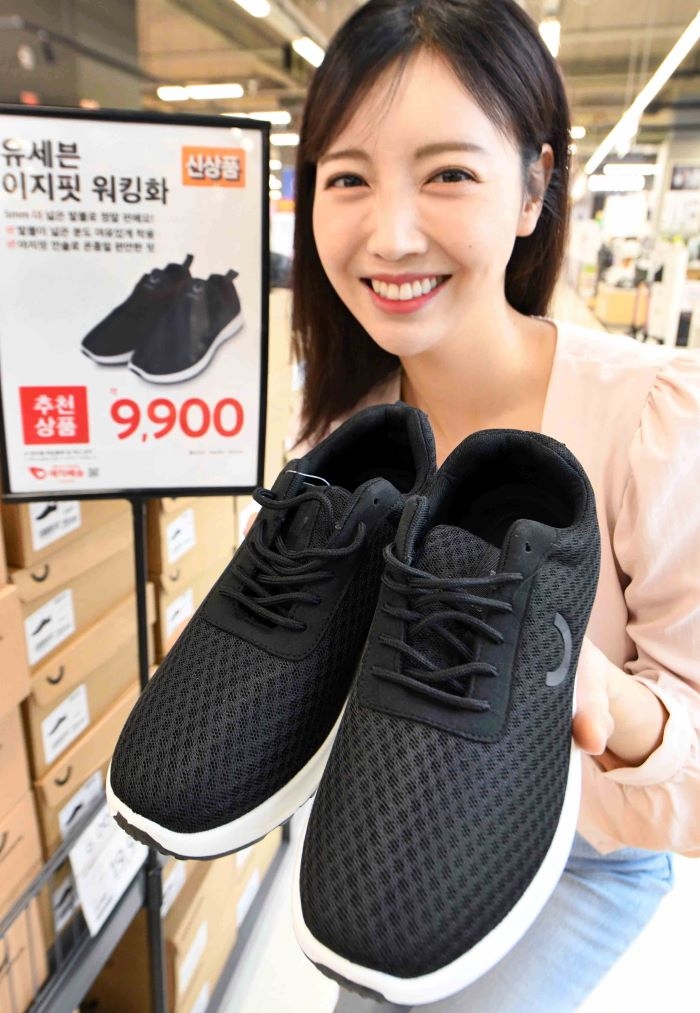 홈플러스, 9900원 초저가 ‘유세븐 이지핏 워킹화’ 출시 (2).jpg