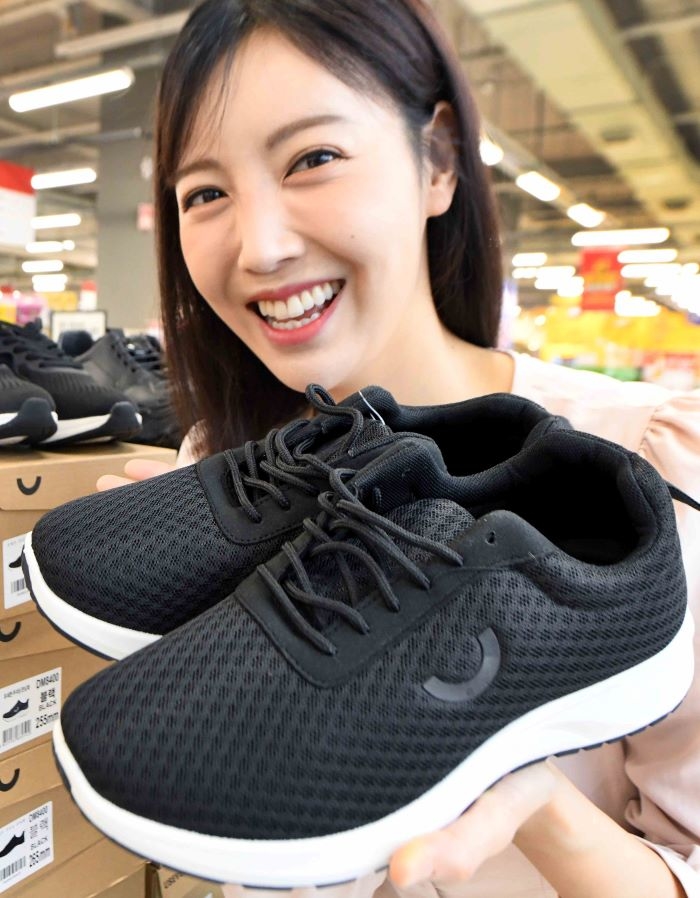 홈플러스, 9900원 초저가 ‘유세븐 이지핏 워킹화’ 출시 (3).jpg