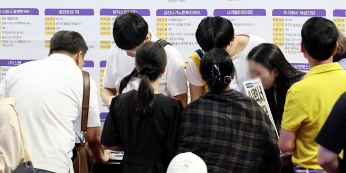origin_이력서작성하는구직자들.jpg